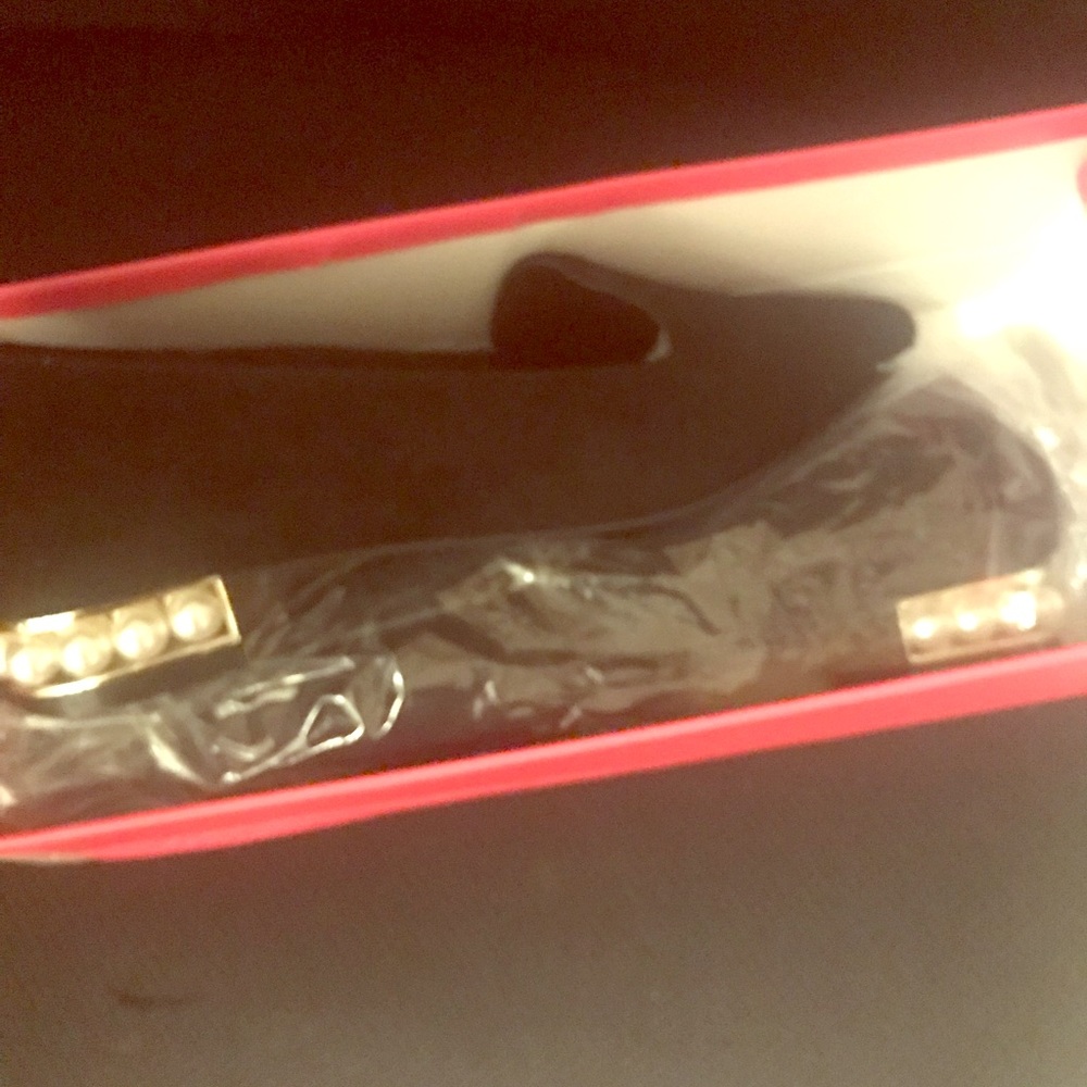 Black shoes with pearl heel brand new never worn.